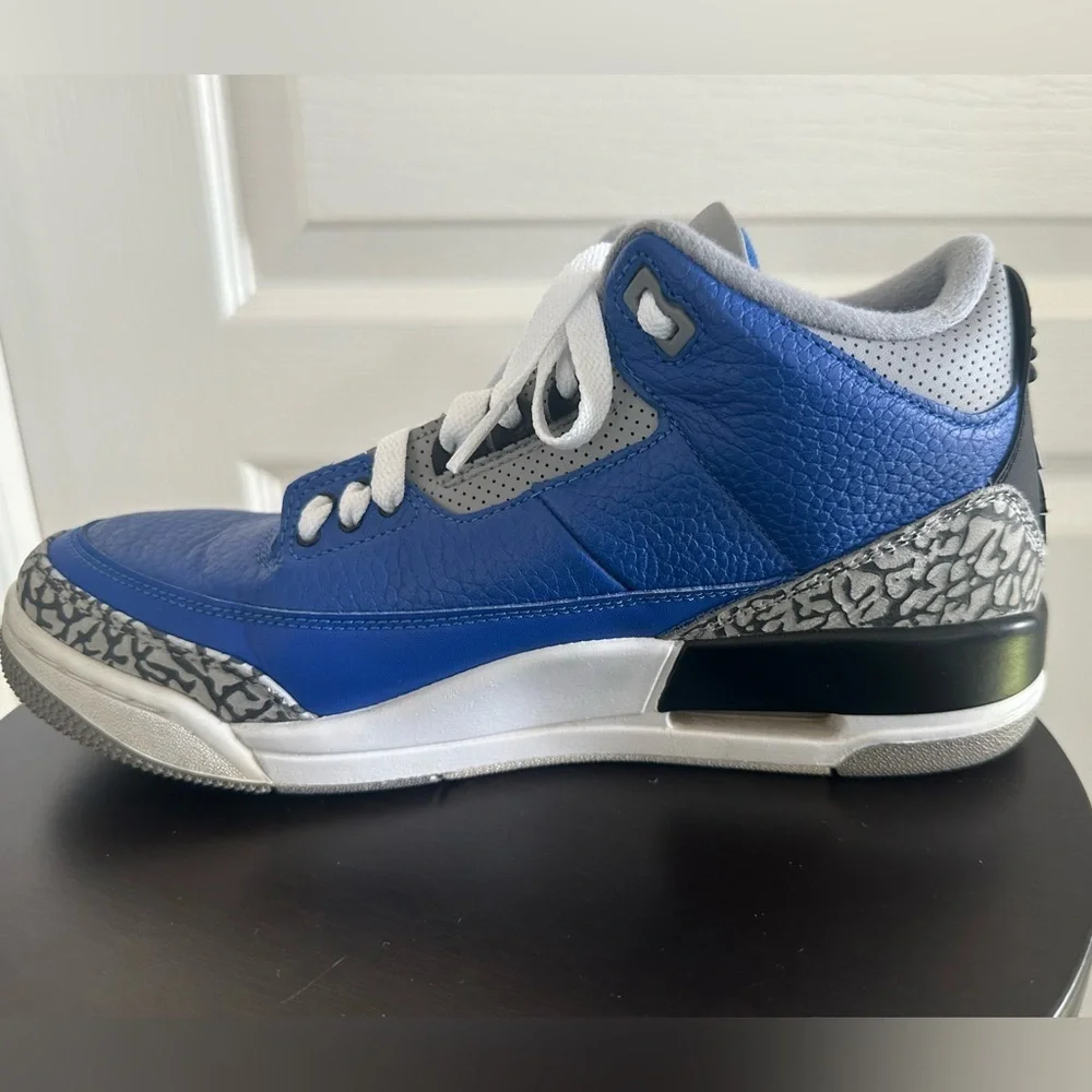Jordan 3 Retro Varsity Royal Cement – Used – Men’s size 8.5  CT-8532-400